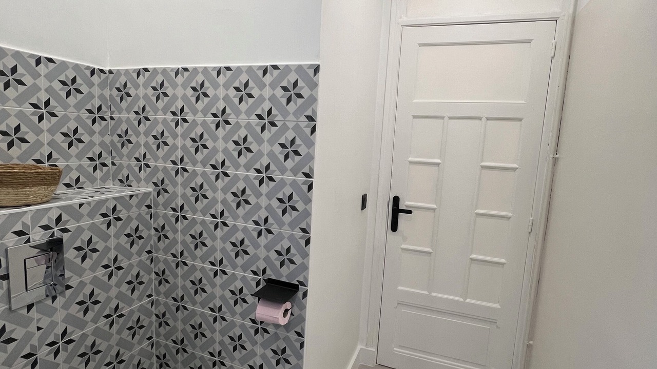 Photo of Bathroom in Poincare - Foch - Anatole France - Croix de Bourgogne