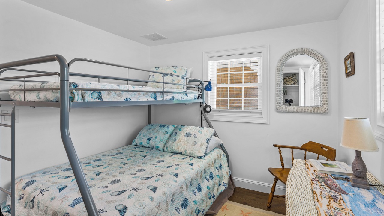 Photo of Bedroom in Popponesset