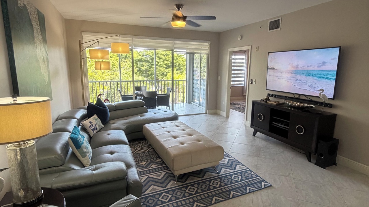 Photo of Livingroom in Vanderbilt Beach