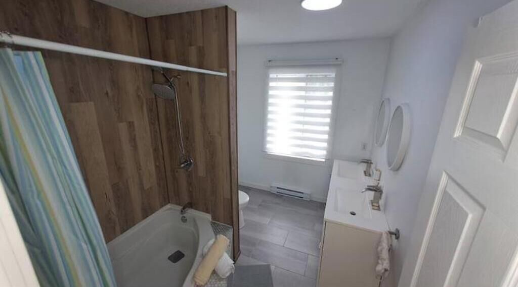 Photo of Bathroom in Communaute-Urbaine-de-l'Outaouais