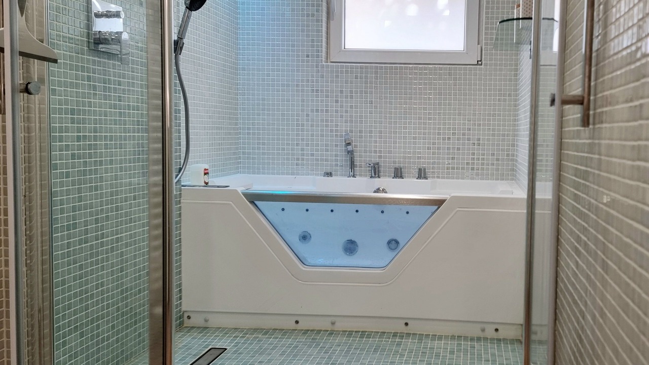 Photo of Bathroom in Saint-Cloud