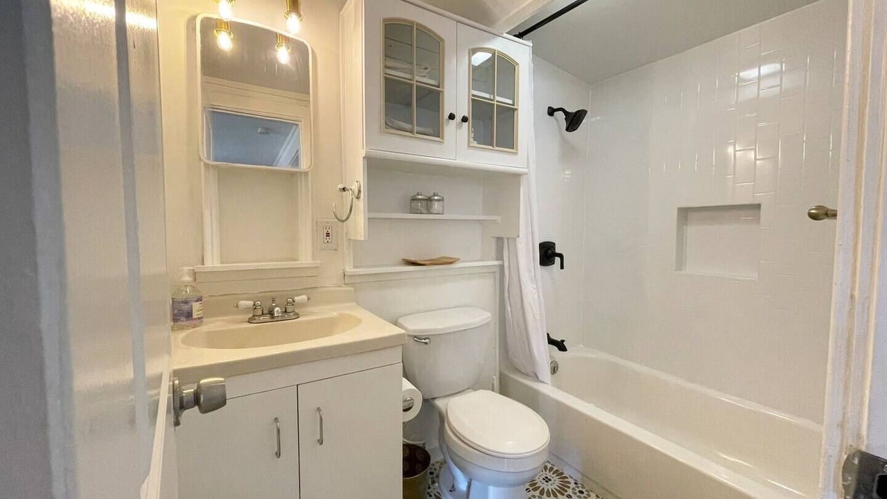 Photo of Bathroom in Northwest Los Angeles Heights