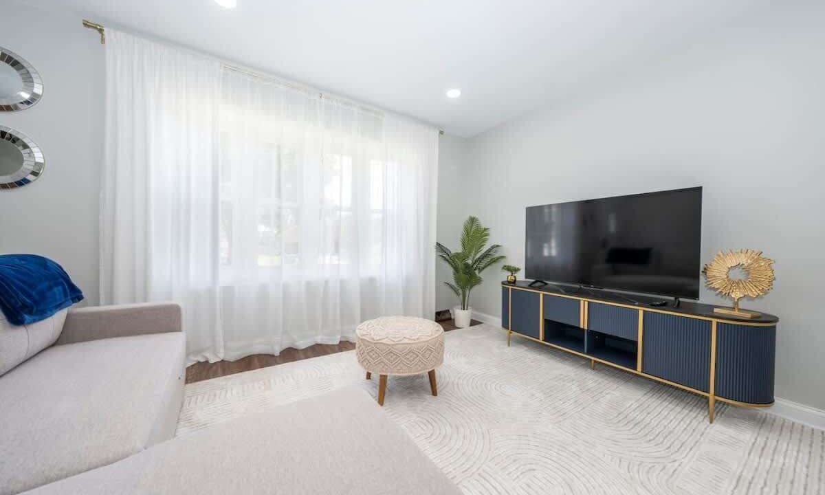 Photo of Livingroom in Elmhurst