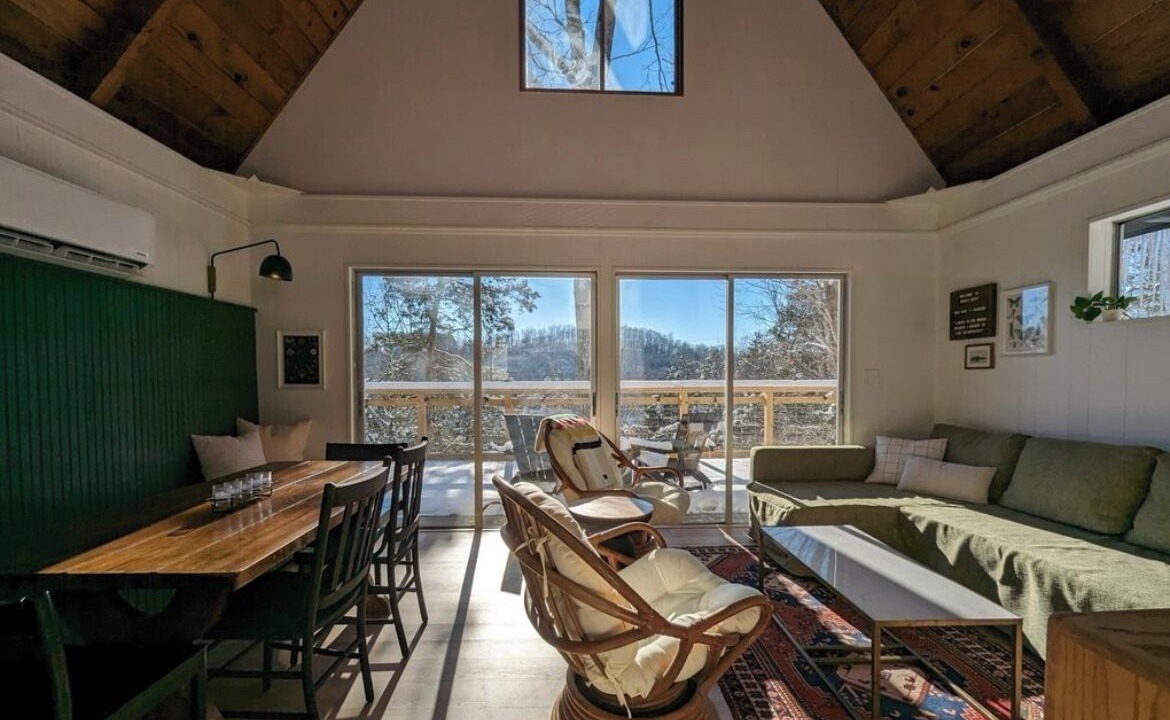 Photo of Livingroom in Flat Hollow Marina