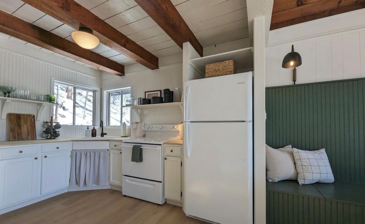 Photo of Kitchen in Flat Hollow Marina