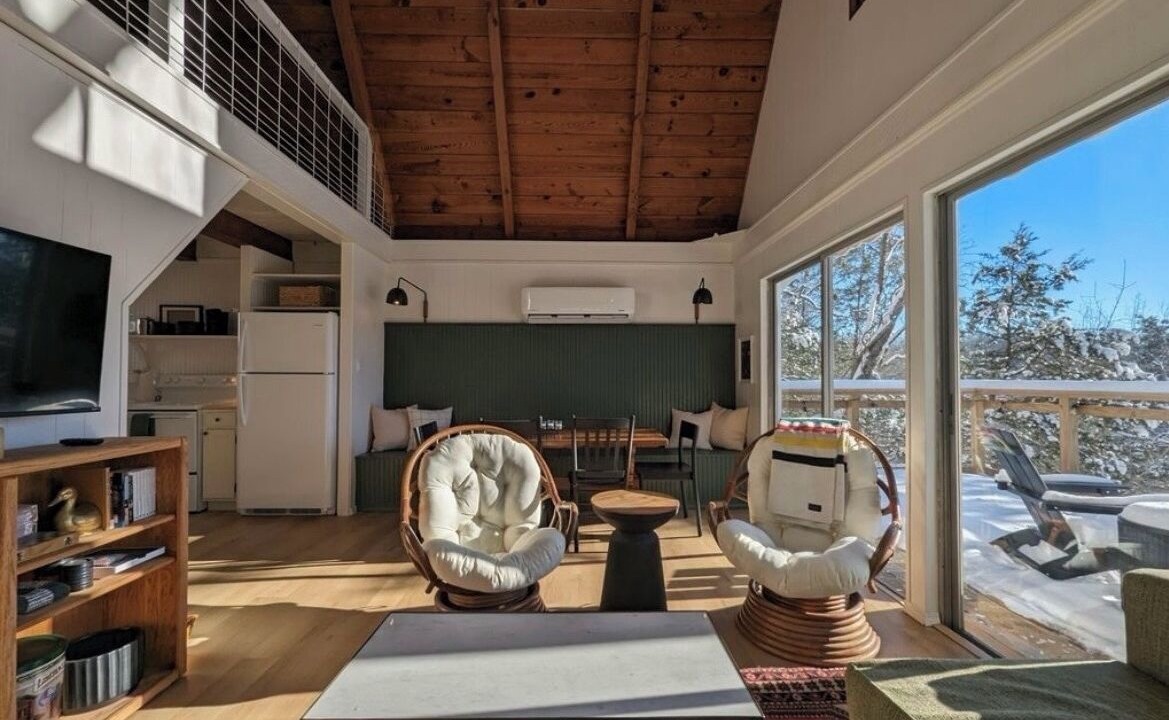 Photo of Livingroom in Flat Hollow Marina