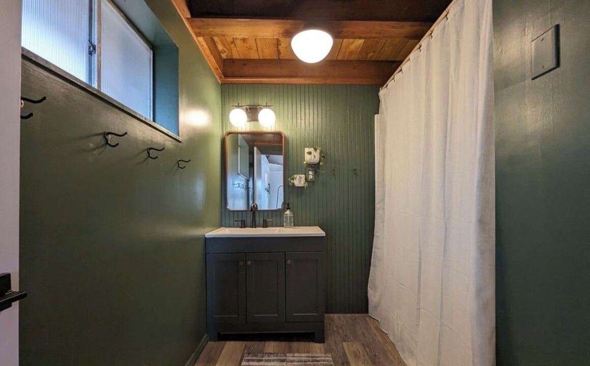Photo of Bathroom in Flat Hollow Marina