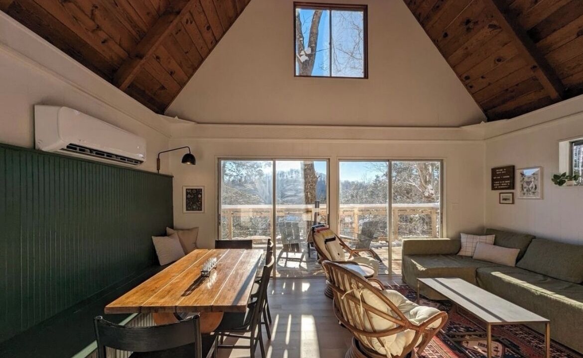 Photo of Livingroom in Flat Hollow Marina