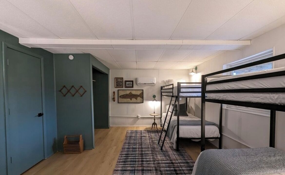 Photo of Bedroom in Flat Hollow Marina