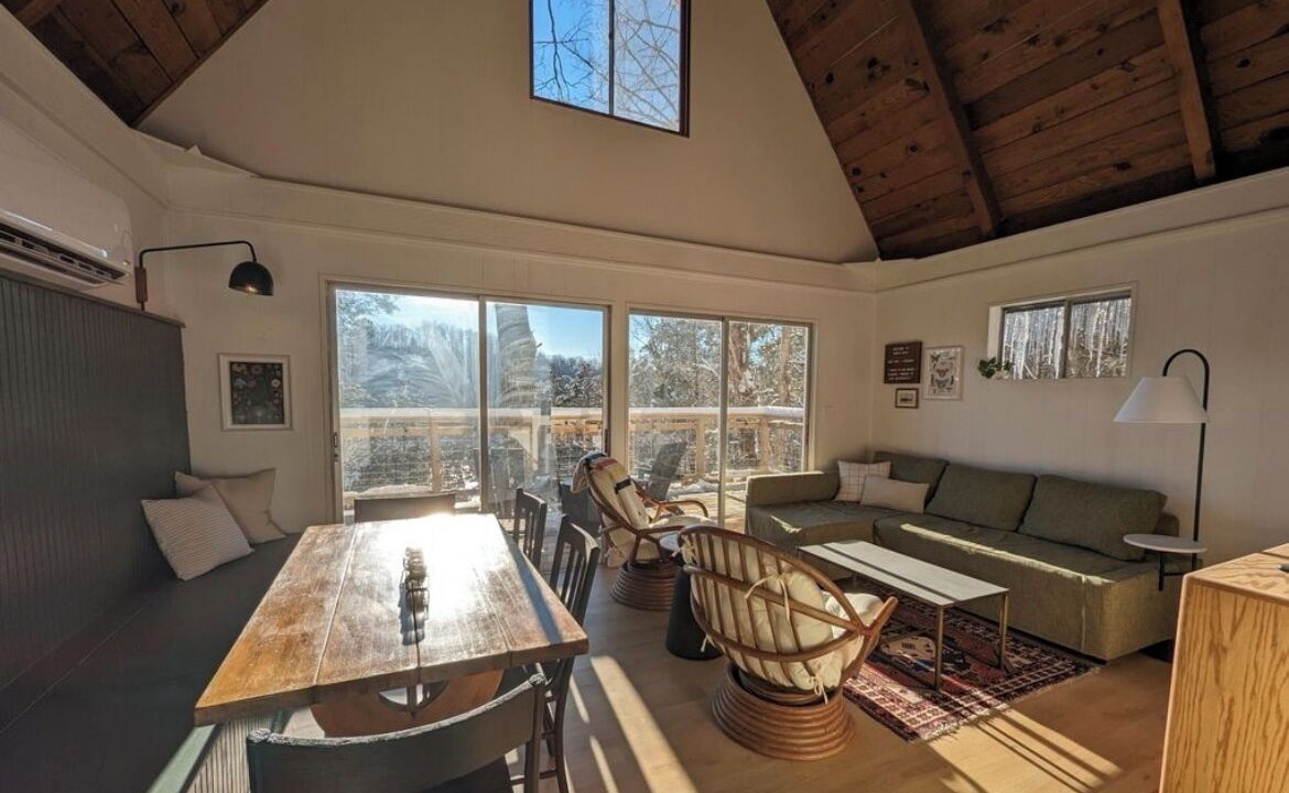 Photo of Livingroom in Flat Hollow Marina