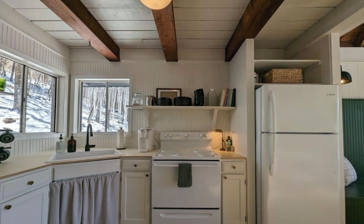 Photo of Kitchen in Flat Hollow Marina