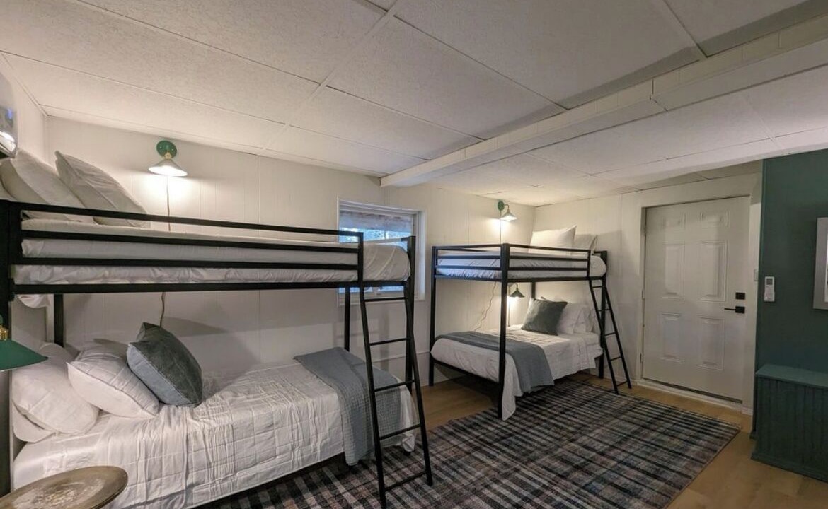 Photo of Bedroom in Flat Hollow Marina