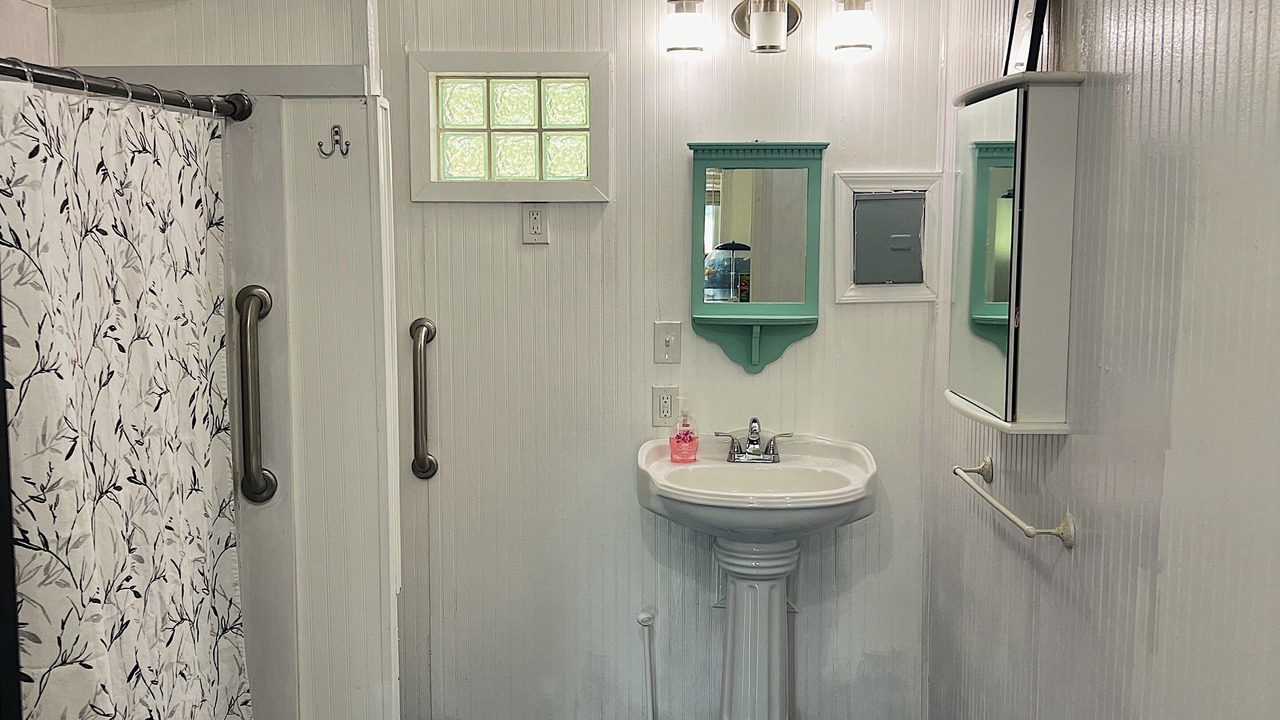 Photo of Bathroom in Lakewood Estates