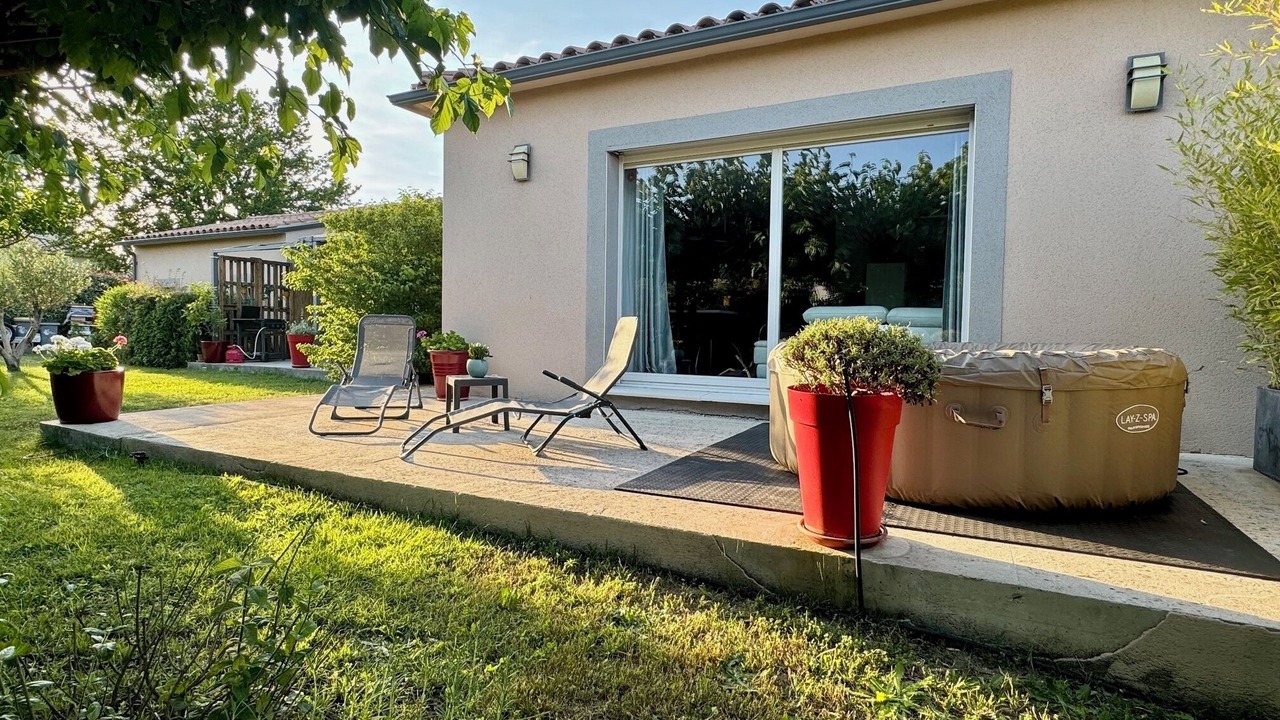 Photo of Patio Balcony in Saint-Laurent-des-Arbres