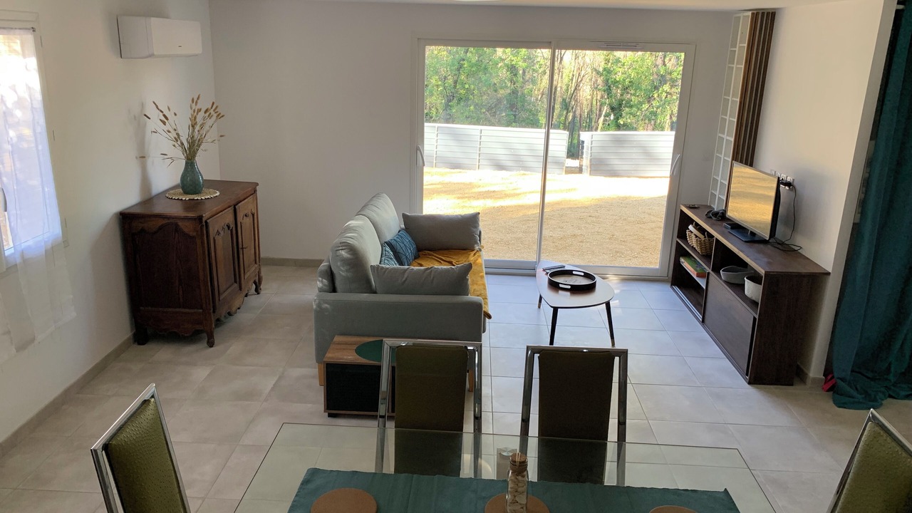 Photo of Livingroom in Saint-Julien-de-Peyrolas