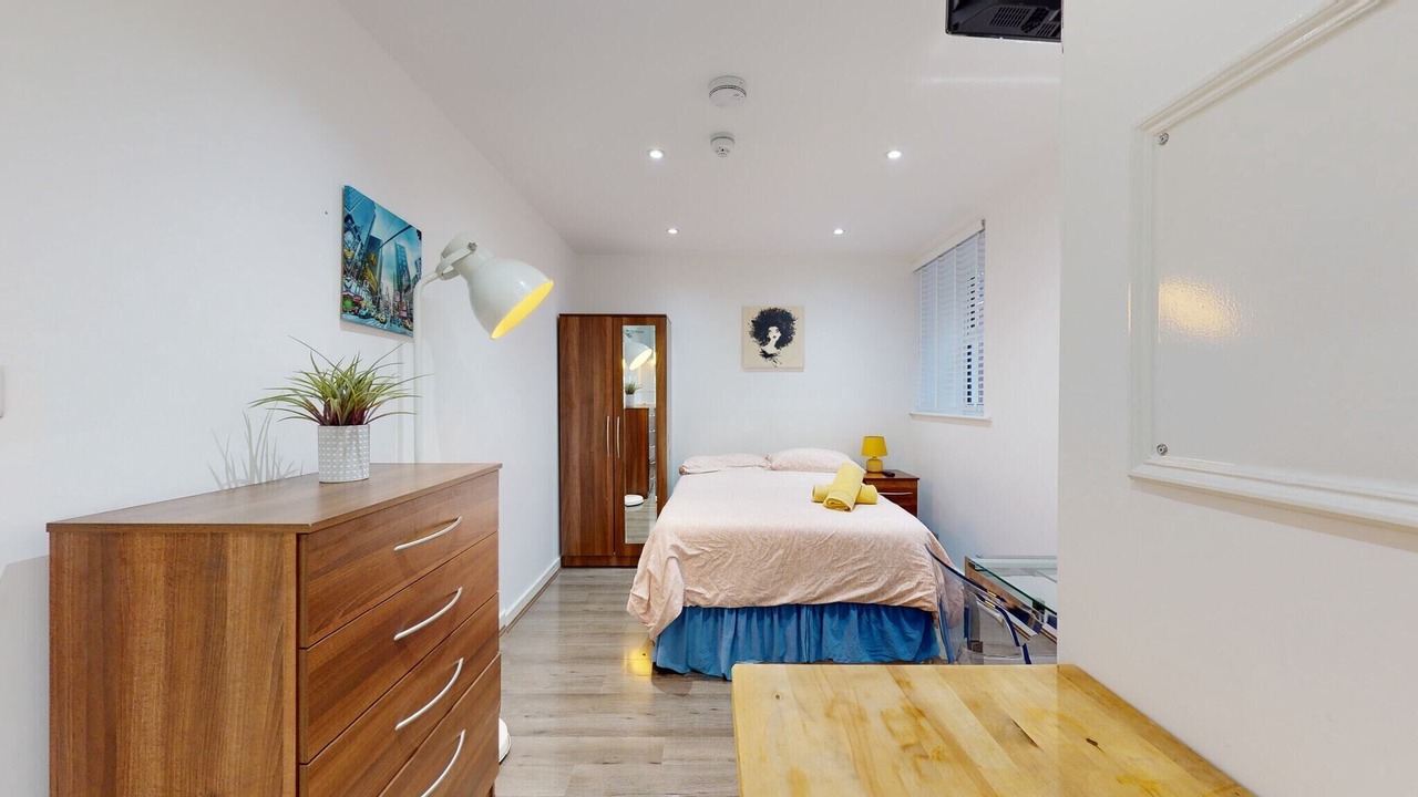 Photo of Bedroom in Mapesbury