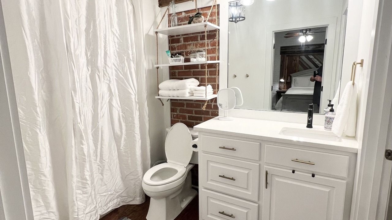 Photo of Bathroom in Flora