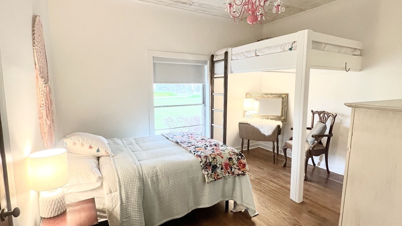 Photo of Bedroom in Flora