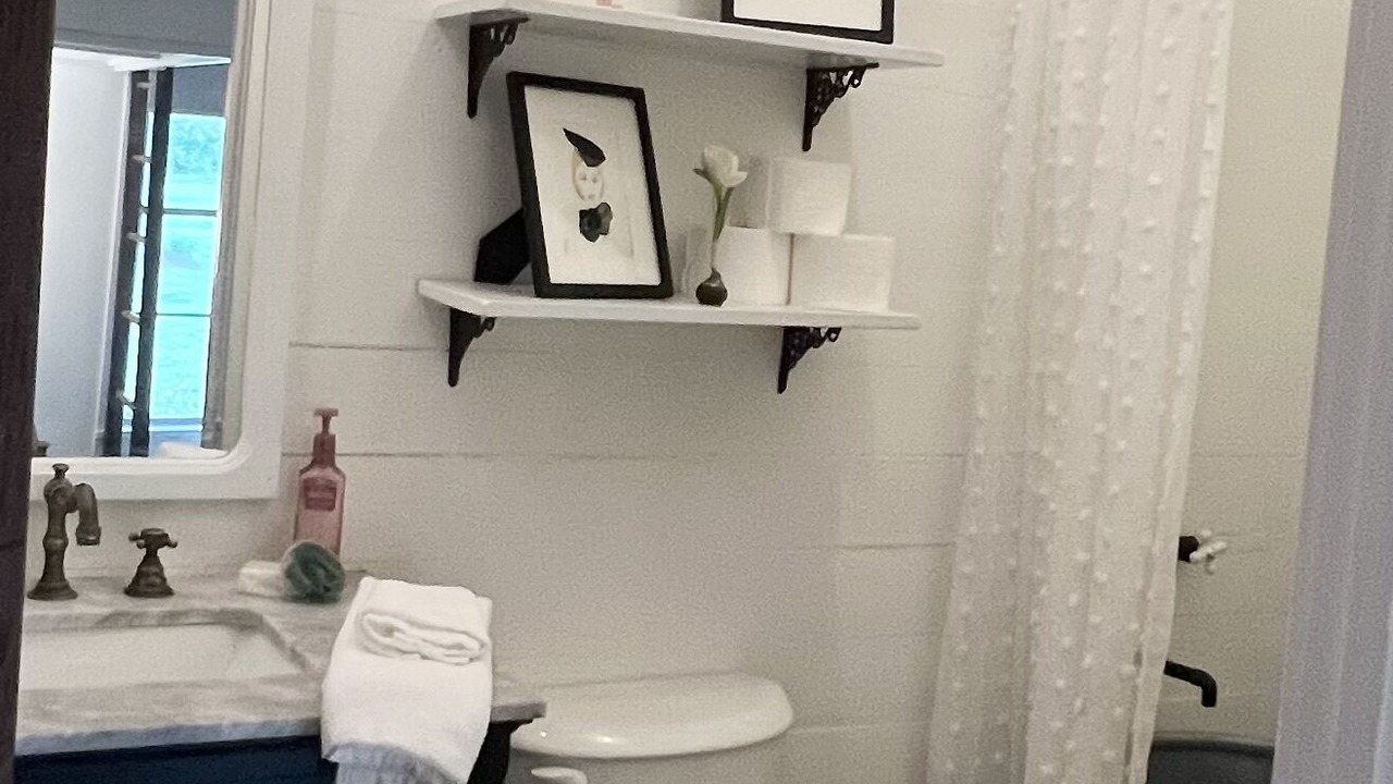 Photo of Bathroom in Flora