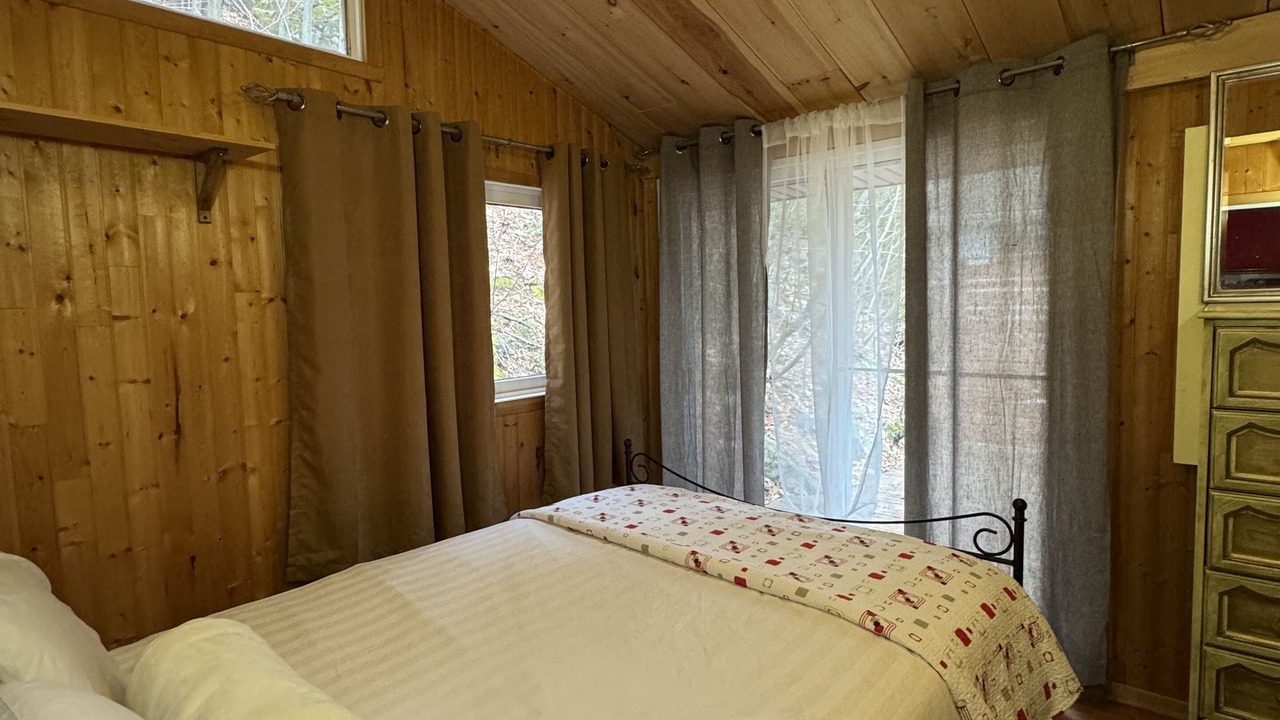 Photo of Bedroom in Les Pays-d'en-Haut Regional County Municipality