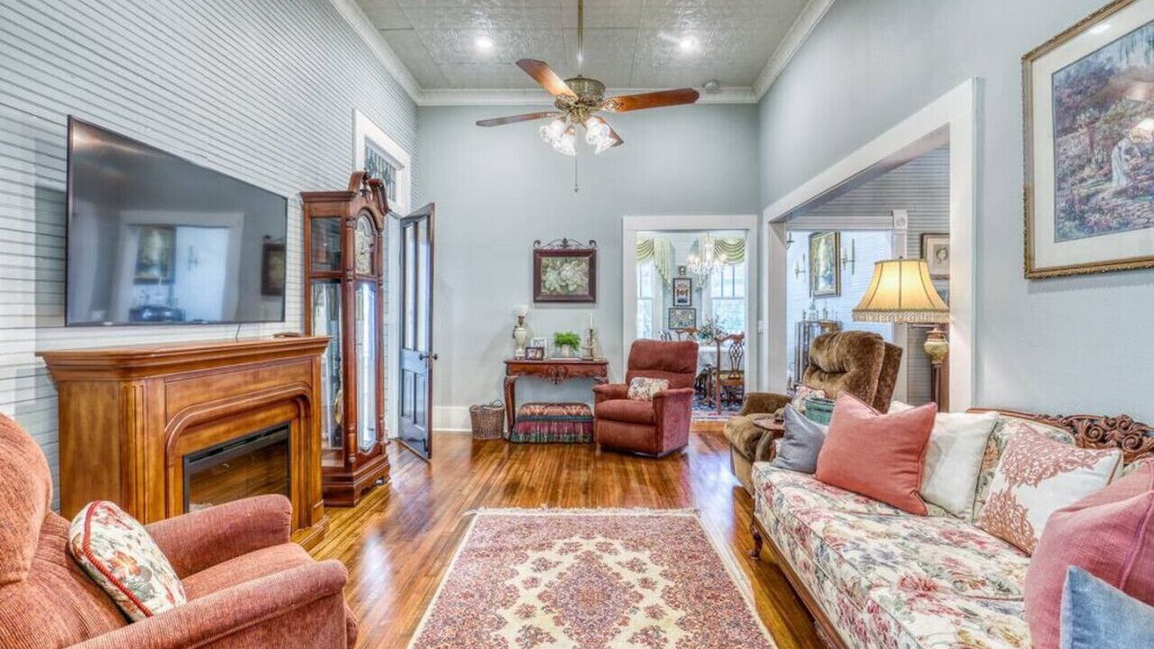 Photo of Livingroom in La Grange