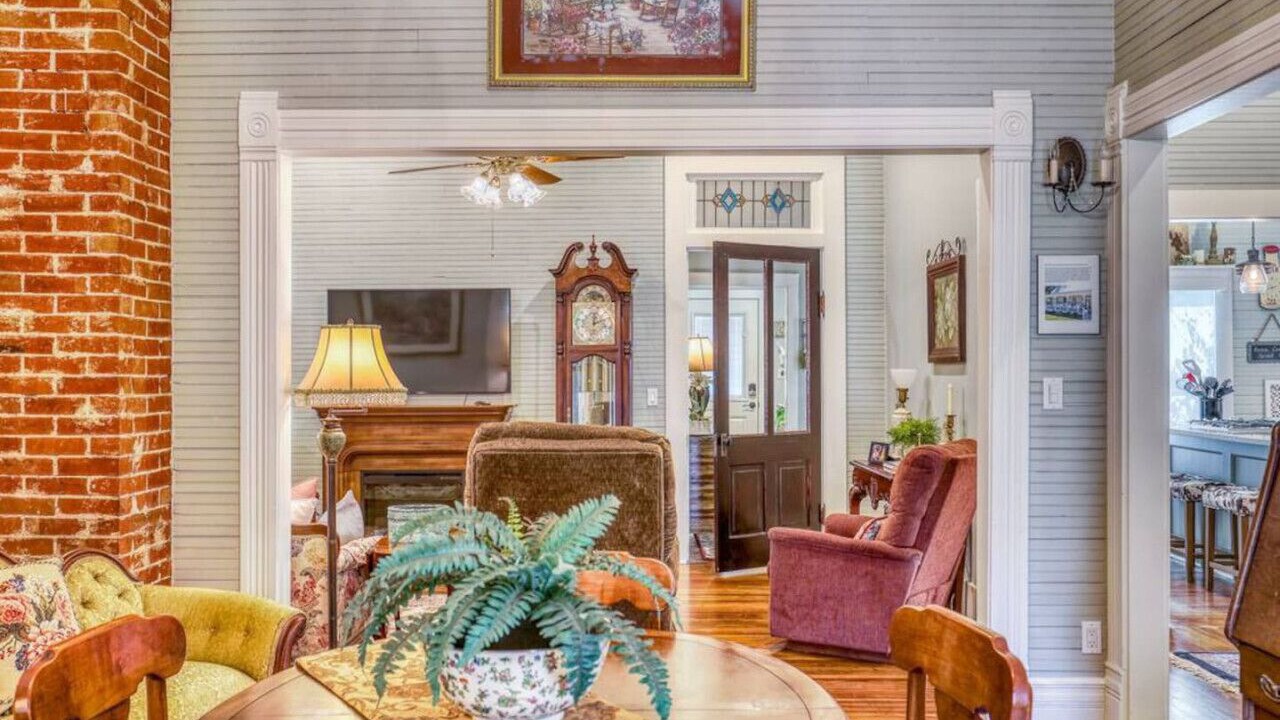 Photo of Livingroom in La Grange
