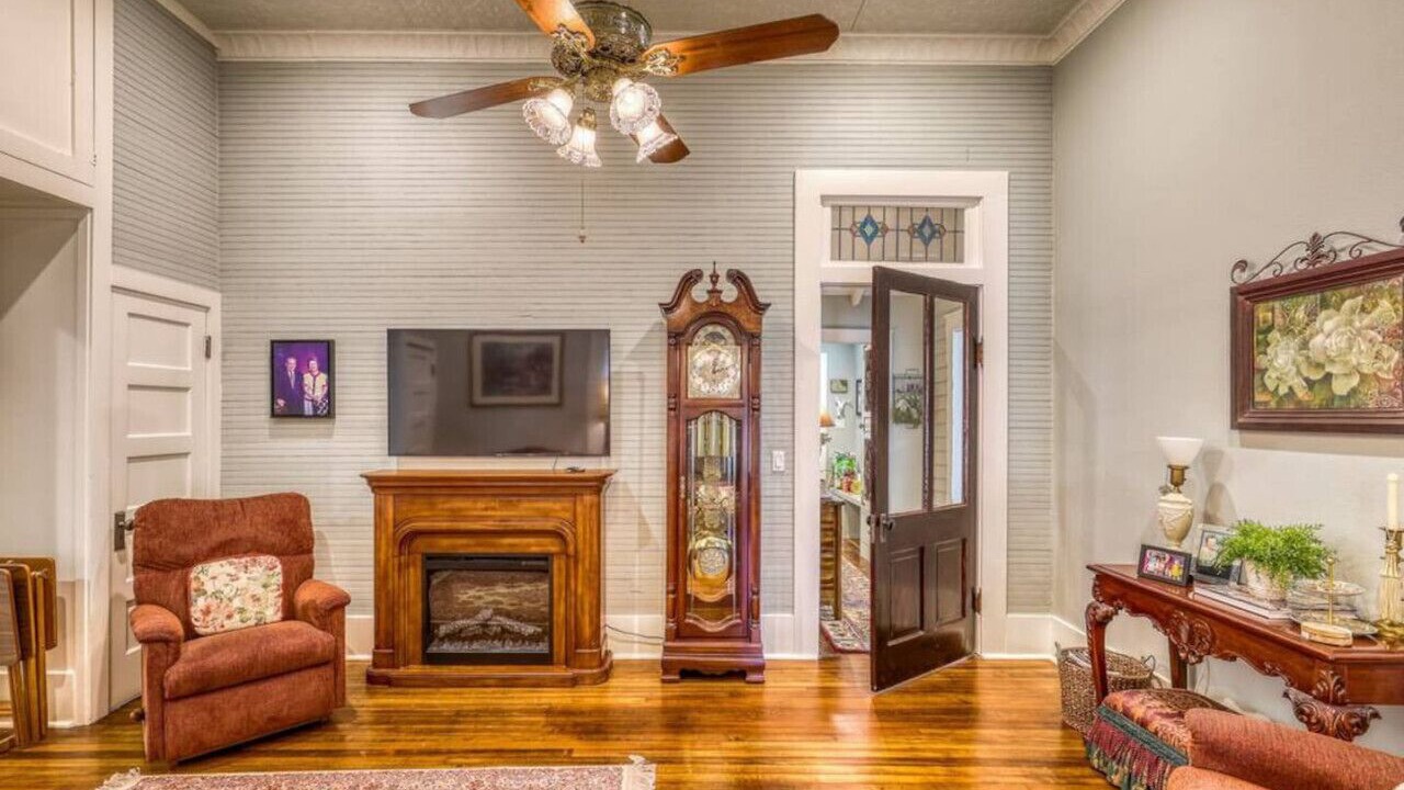 Photo of Livingroom in La Grange