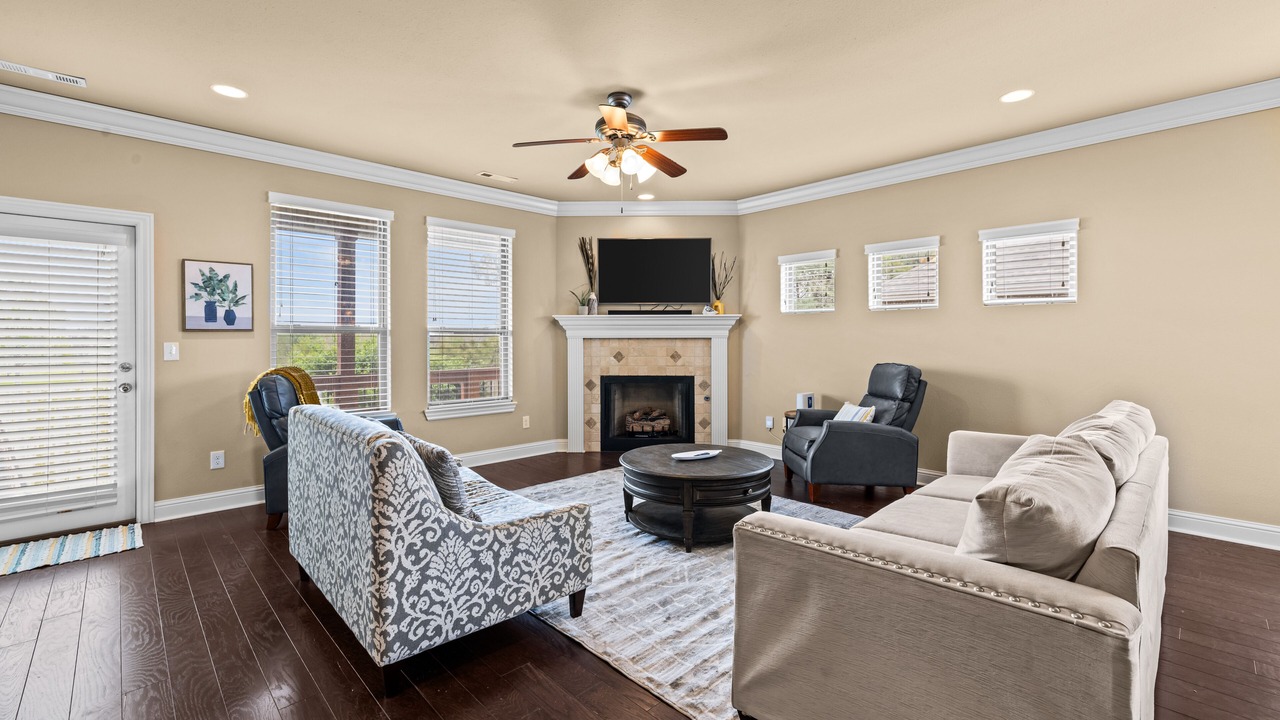 Photo of Livingroom in Cave Springs