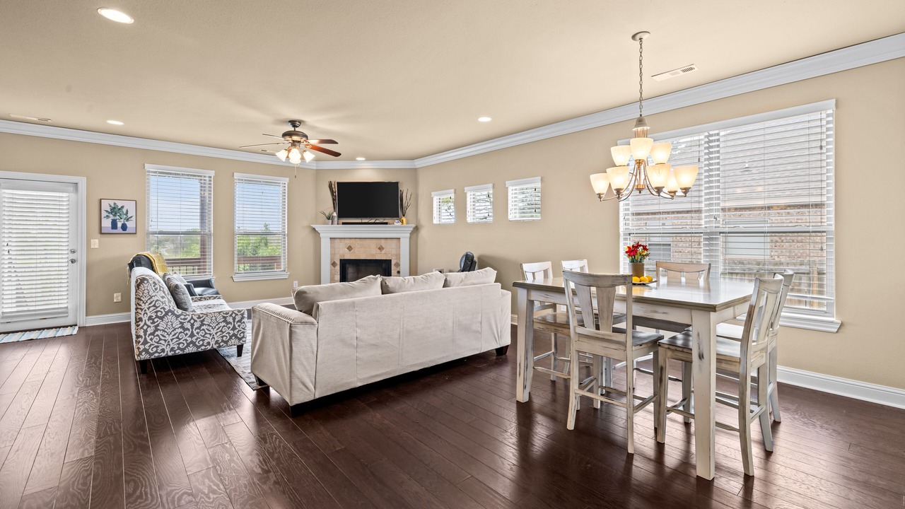 Photo of Livingroom in Cave Springs