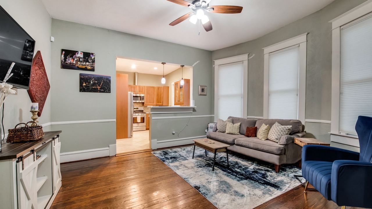 Photo of Livingroom in Junius Heights