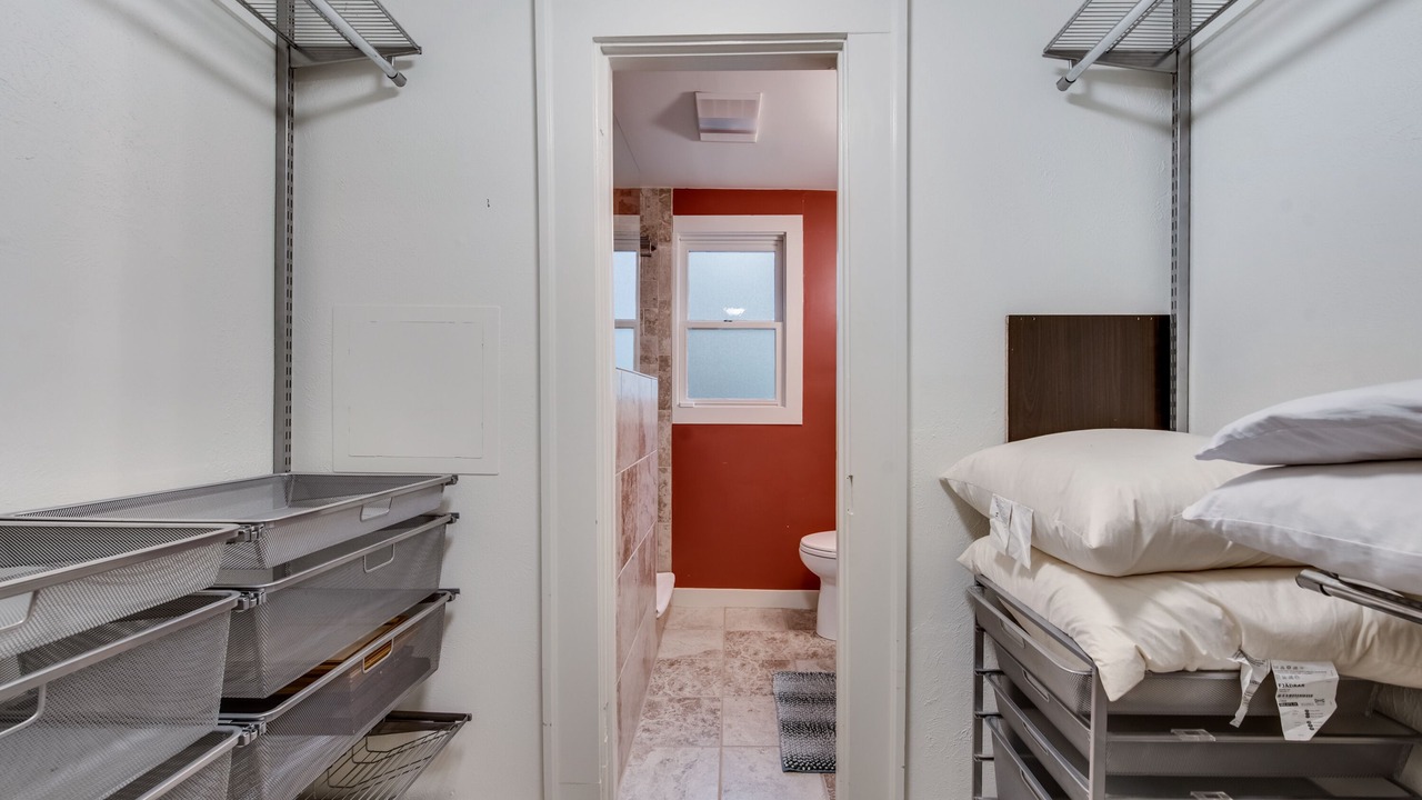 Photo of Bedroom in Junius Heights