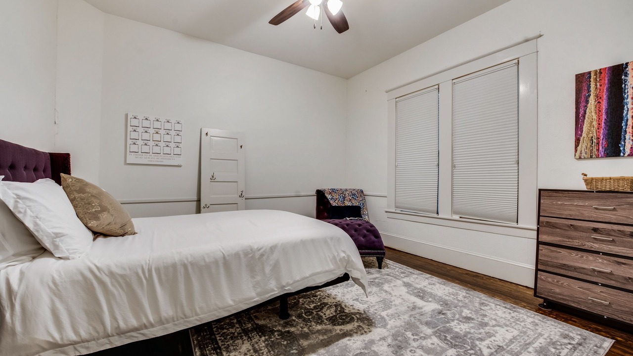 Photo of Bedroom in Junius Heights
