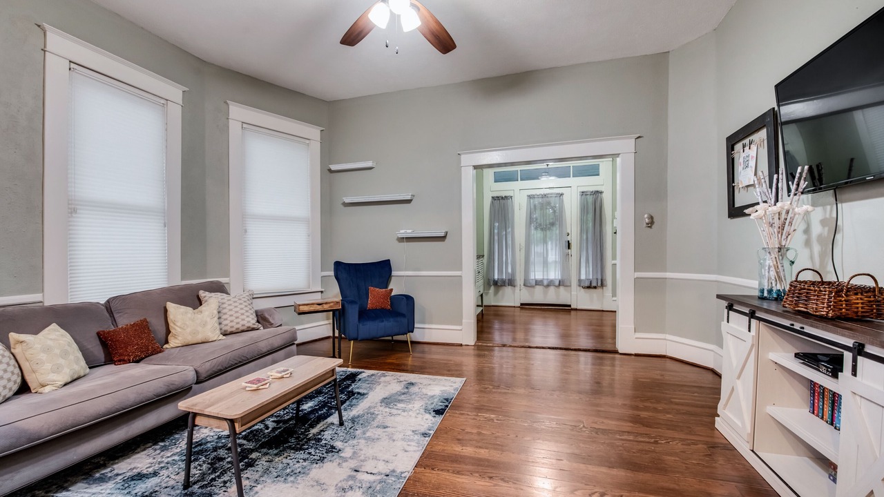 Photo of Livingroom in Junius Heights