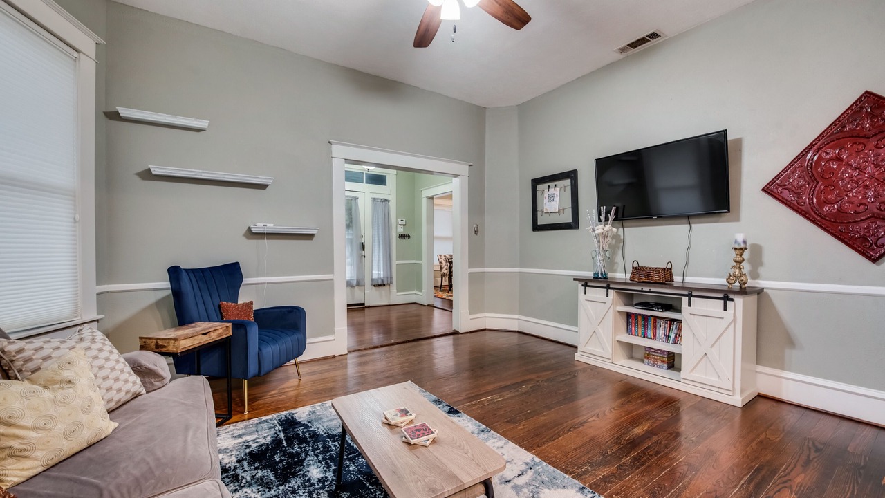 Photo of Livingroom in Junius Heights