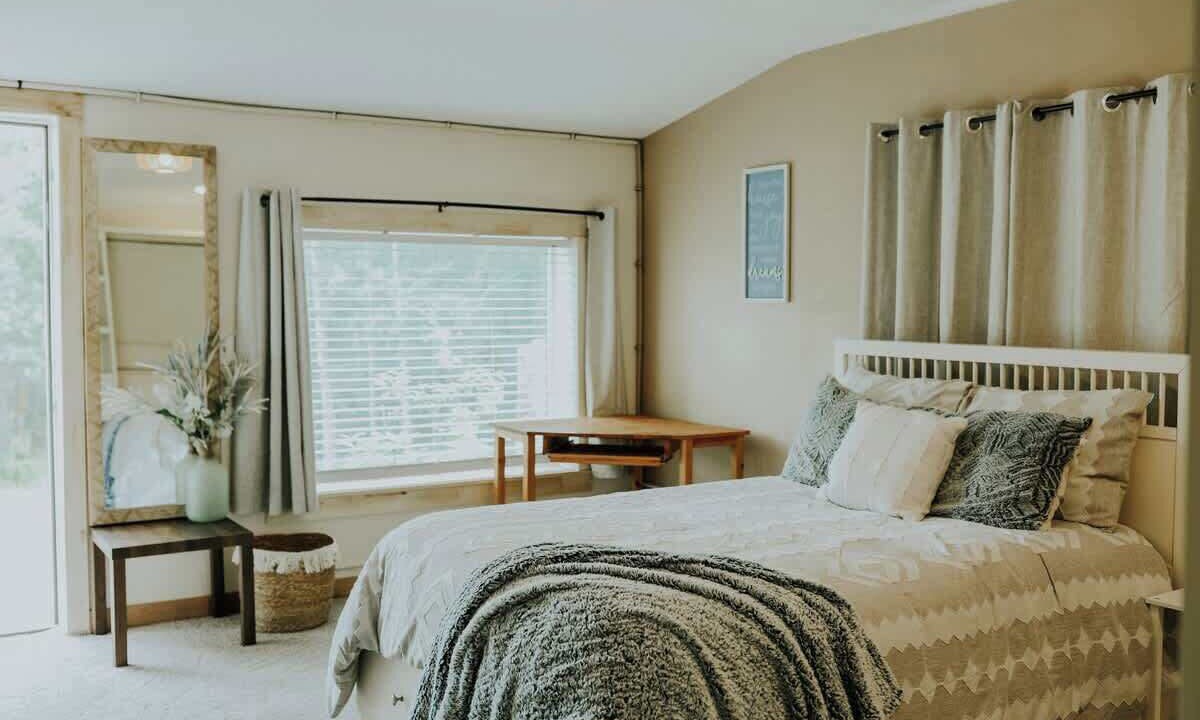 Photo of Bedroom in Mid-Hillside