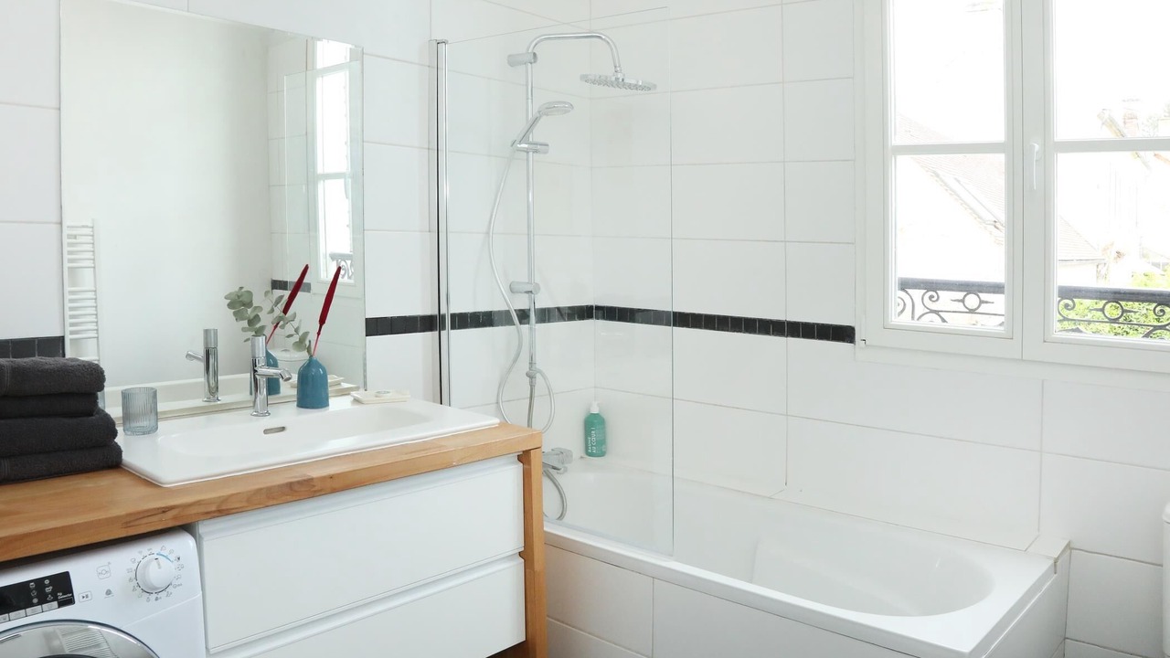 Photo of Bathroom in Courteuil