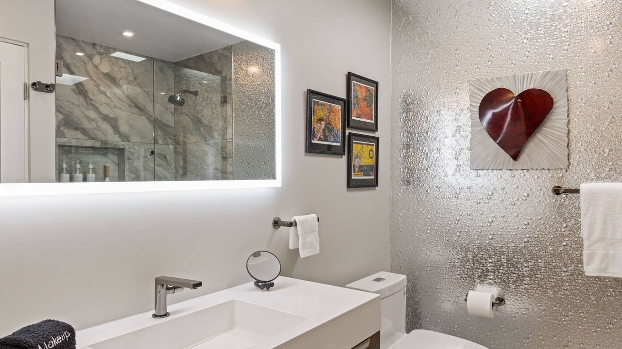 Photo of Bathroom in Canyon Corridor