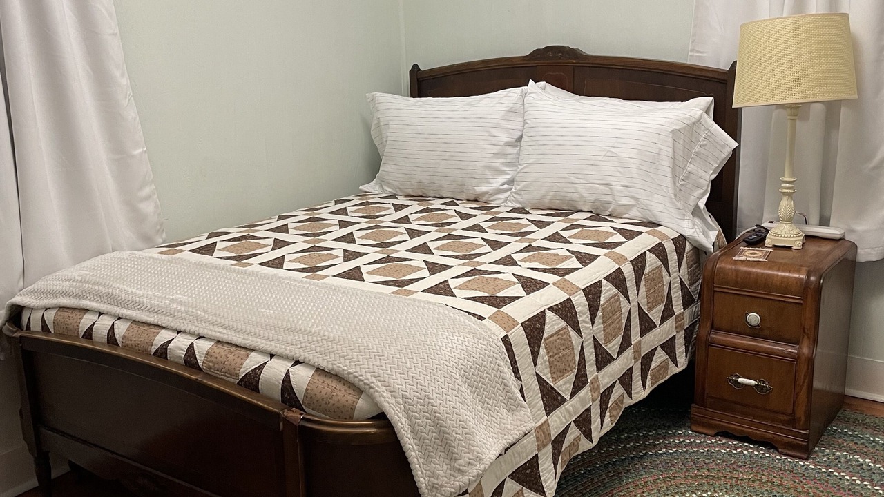 Photo of Bedroom in Coquille