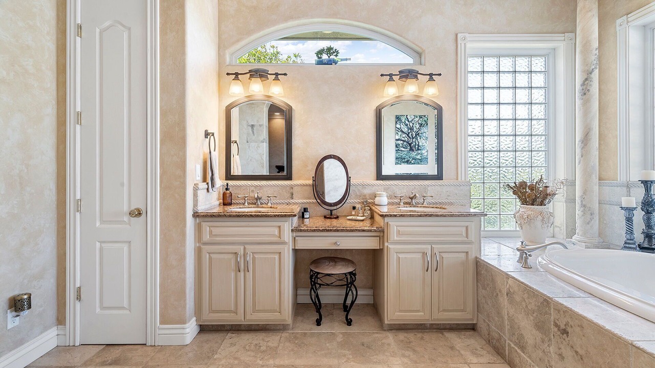 Photo of Bathroom in Peters