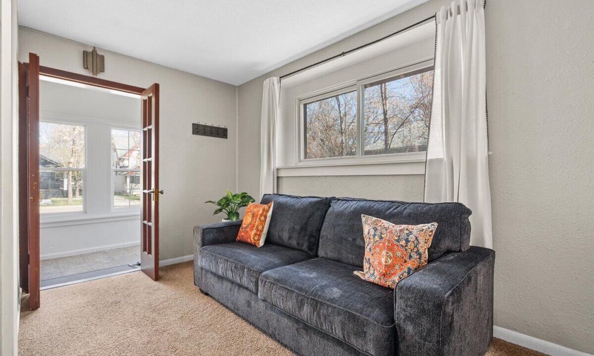 Photo of Livingroom in Central - Terry