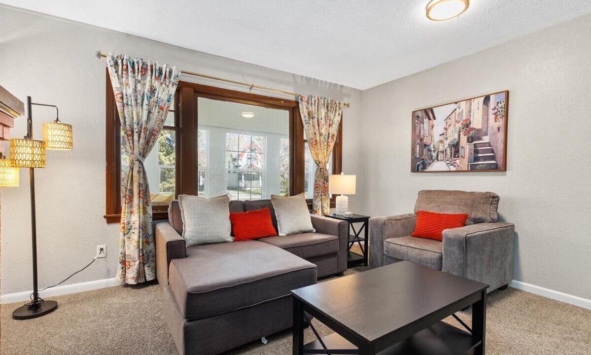 Photo of Livingroom in Central - Terry