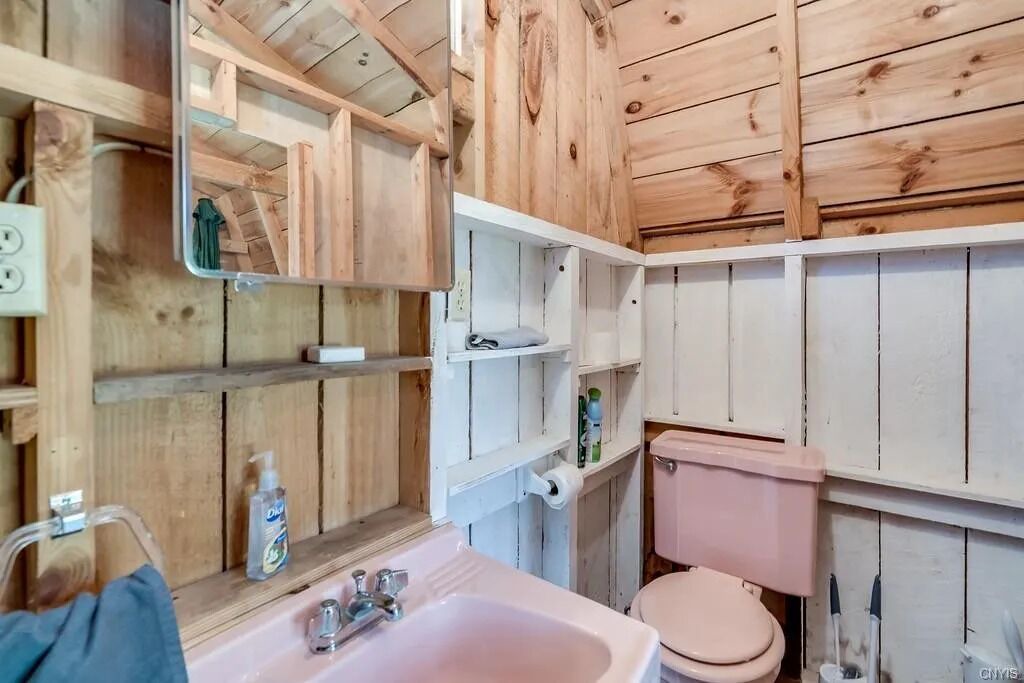 Photo of Bathroom in Brier Hill