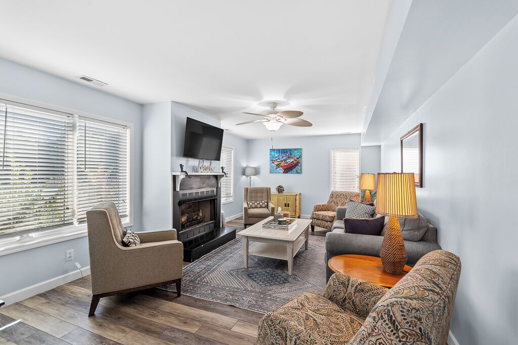 Photo of Livingroom in Pine Knoll Shores