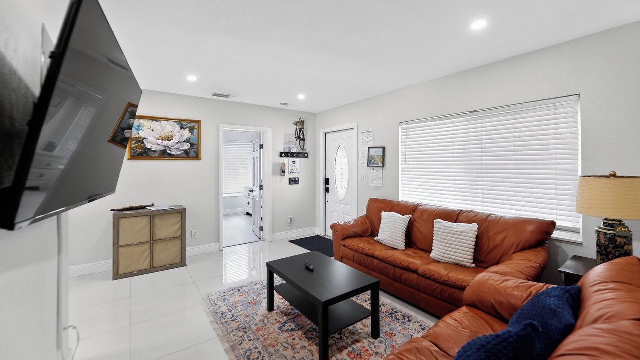 Photo of Livingroom in Oakland Park