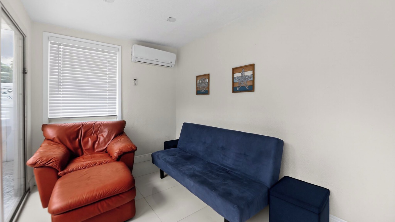 Photo of Livingroom in Oakland Park