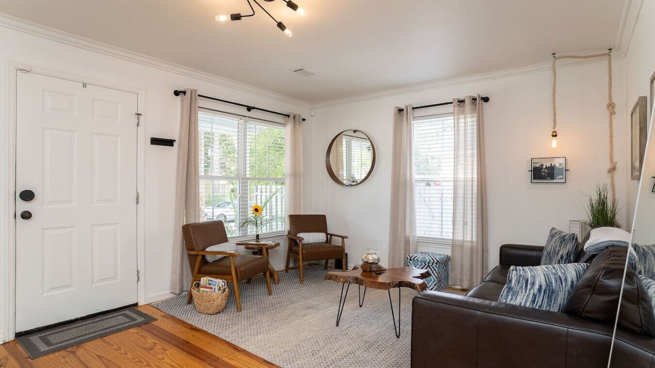 Photo of Livingroom in Northwest Quadrant
