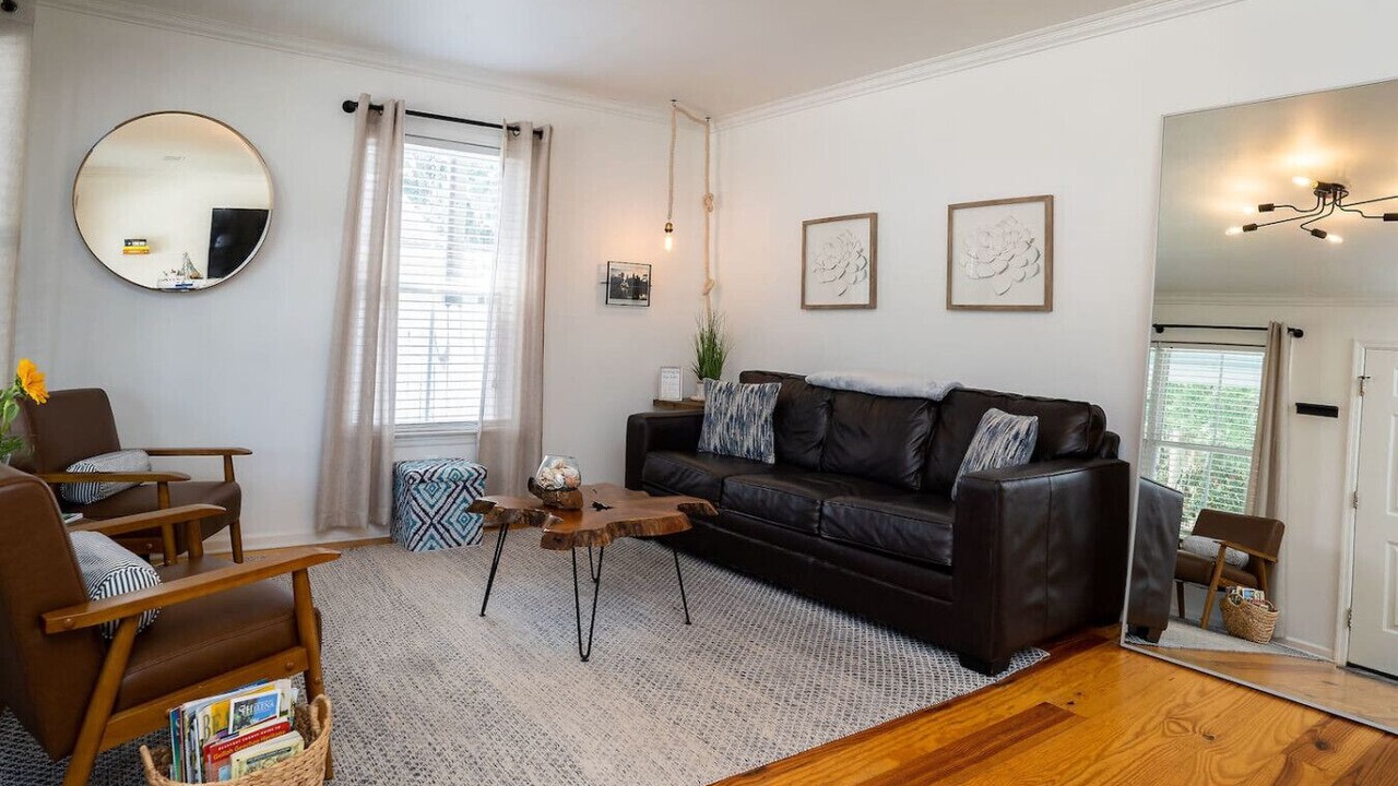 Photo of Livingroom in Northwest Quadrant
