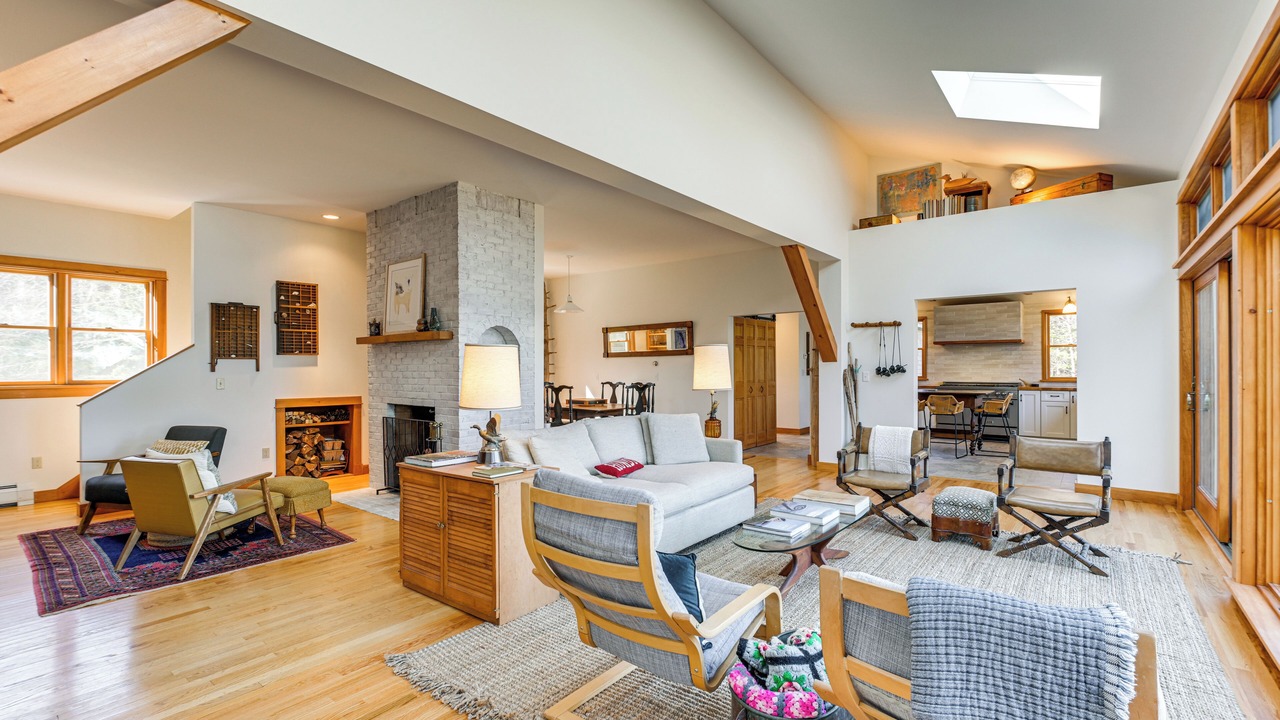 Photo of Livingroom in South Addison