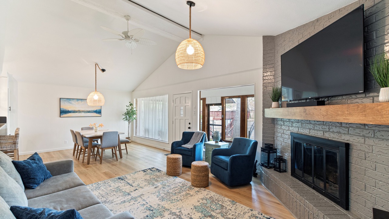 Photo of Livingroom in Gun Barrel City