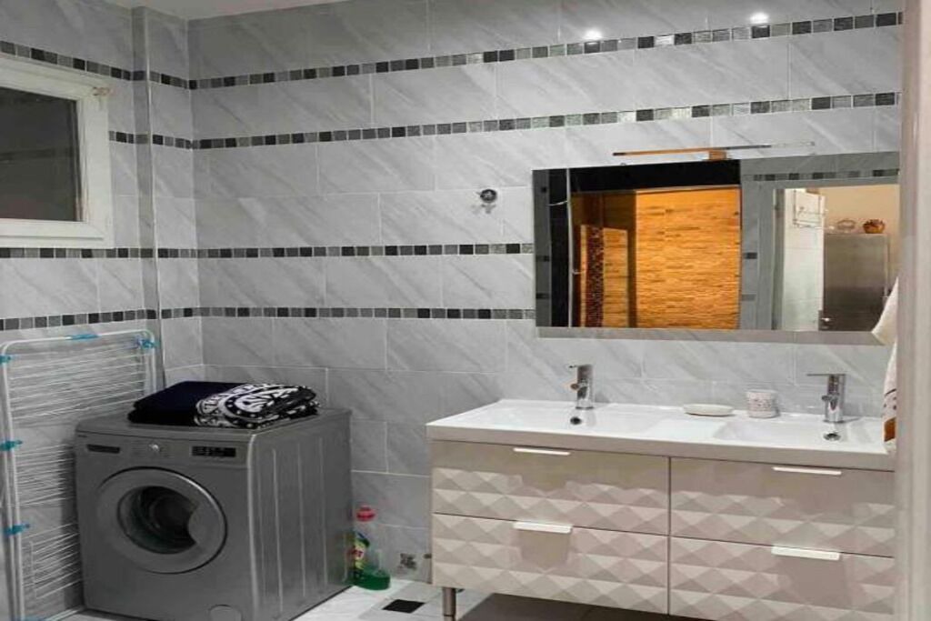 Photo of Bathroom in Saint-Lazare